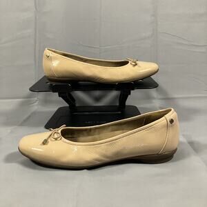 Clarks Shoes Womens Size 7.5 Wide Beige Patent Leather Ballet Flats Bow Comfort